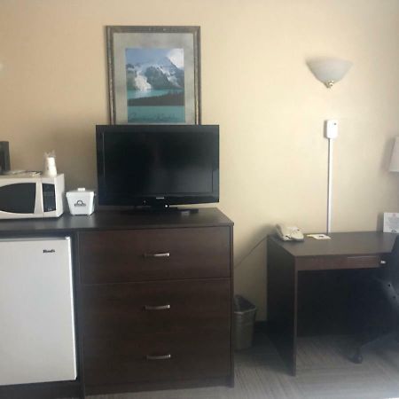 Days Inn By Wyndham Hinton Bagian luar foto